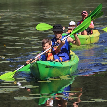Обучение технике водного туризма в Красноборском детском лагере. Фото С. Плыткевича